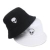 2-Bobs-alien-blanc-et-noir-empilés-présenté-sur-fond-blanc-2