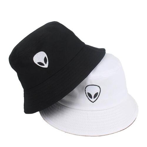 2-Bobs-alien-blanc-et-noir-empilés-présenté-sur-fond-blanc-2