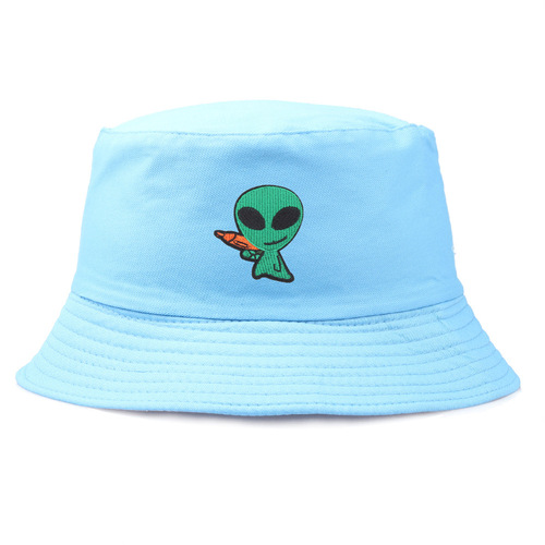 Bob-extraterrestre-brodé-couleur-bleu-ciel-présenté-sur-fond-blanc