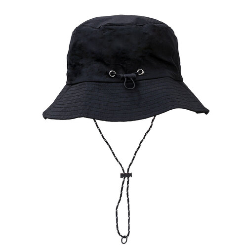 Bob-imperméable-noir-présenté-sur-un-fond-blanc