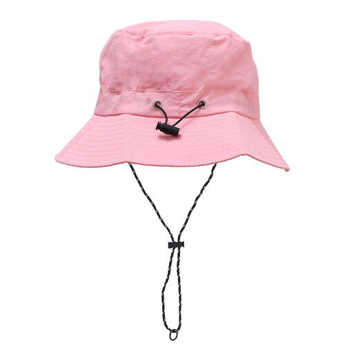 Bob-imperméable-rose-présenté-sur-un-fond-blanc