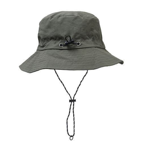 Bob-imperméable-vert-présenté-sur-un-fond-blanc