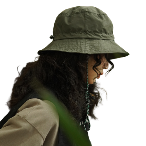 Femme-qui-porte-un-bob-impermeable-beige-sur-la-tête-2