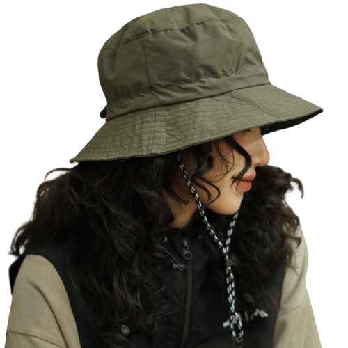 Femme-qui-porte-un-bob-impermeable-beige-sur-la-tête