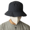 Homme-avec-un-masque-qui-porte-un-bob-impermeable-beige-sur-la-tête