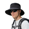 Homme-balade-en-randonnee-porte-un-bob-noir-avec-ficelle-sur-fond-blanc
