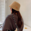 Jeune-fille-brune-qui-porte-un-bob-en-denim-beige-3