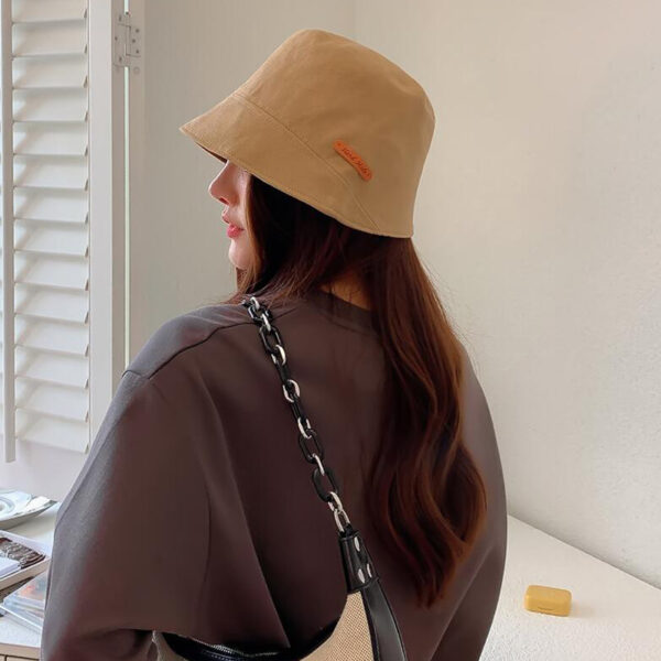 Jeune-fille-brune-qui-porte-un-bob-en-denim-beige-3