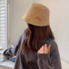 Jeune-fille-brune-qui-porte-un-bob-en-denim-beige