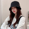Jeune-fille-brune-qui-porte-un-bob-en-denim-noir-2