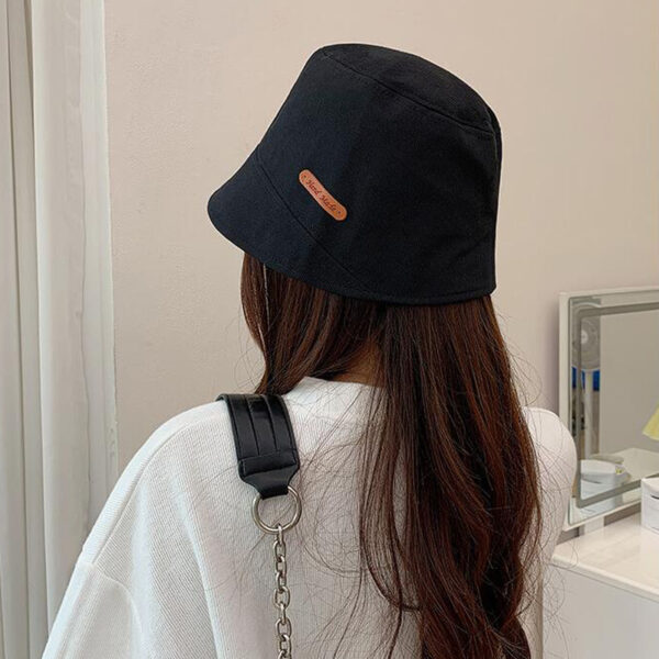 Jeune-fille-brune-qui-porte-un-bob-en-denim-noir-3