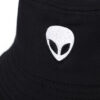 Zoom-sur-logo-en-forme-alien-brodé-sur-bob-noir