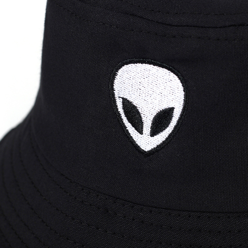 Zoom-sur-logo-en-forme-alien-brodé-sur-bob-noir