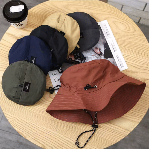 Plusieurs versions d'un bob chapeau texture imperméables sur une table ronde
