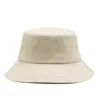Bob chapeau pour grosses têtes couleur blanc crème sur un fond blanc