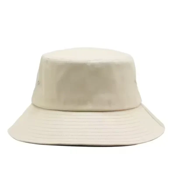 Bob chapeau pour grosses têtes couleur blanc crème sur un fond blanc