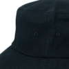 Gros plan sur la calotte d'un chapeau noir
