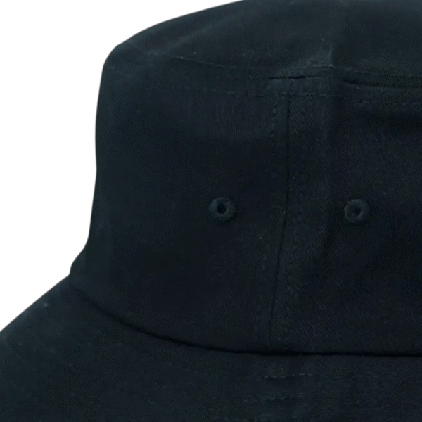 Gros plan sur la calotte d'un chapeau noir