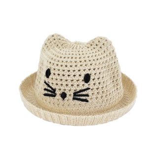 Bob-en-laine-beige-avec-motif-chat-pour-bebe-sur-fond-blanc