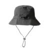 Un chapeau bob imperméable de couleur gris sur un fond blanc