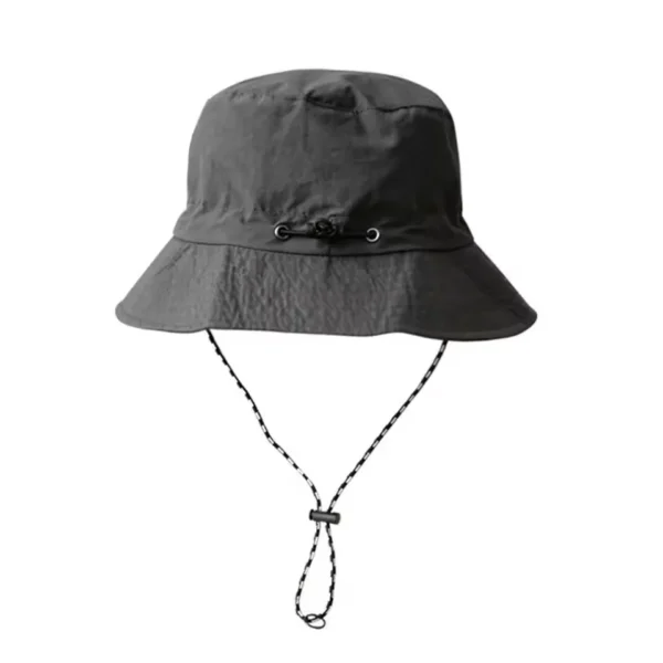 Un chapeau bob imperméable de couleur gris sur un fond blanc