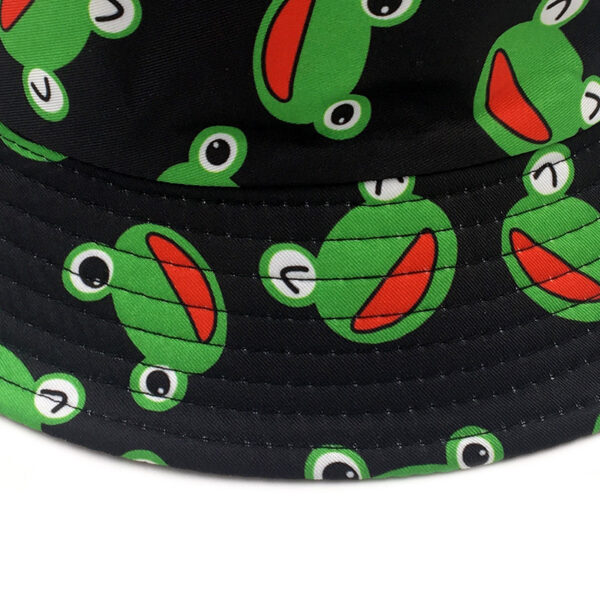 Bob-noir-motif-grenouille-imprimé-zoom-sur-les-motifs-sur-fond-blanc
