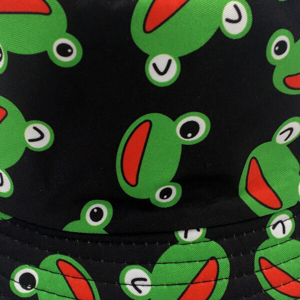 Bob-noir-motif-grenouille-imprimé-zoom-sur-les-motifs-sur-fond-blanc