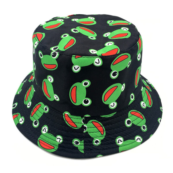 Bob-noir-motif-grenouille-imprimé-vu-du-dessus-sur-fond-blanc