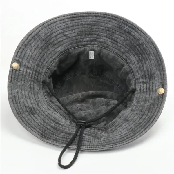 Un chapeau de pêcheur gris en coton est retourné pour montrer son intérieur