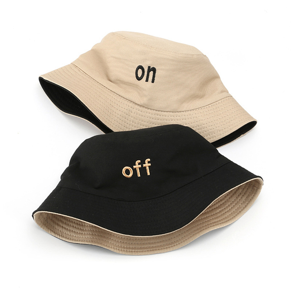 Bob-réversible-beige-et-noir-plié-sur-fond-blanc