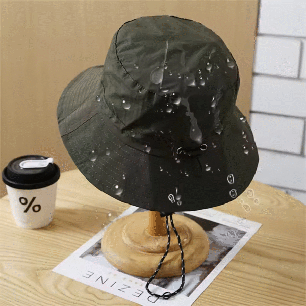 Un bob chapeau imperméable est recouvert de goutes d'eau