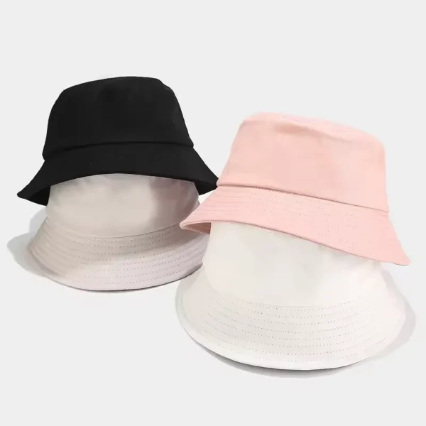 Quatre chapeaux bob sont présentés sur un fond gris clair