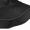 Zoom sur la qualité des coutures d'un bob chapeau noir