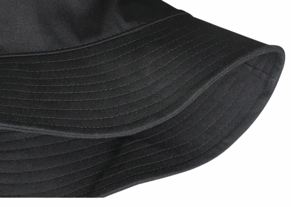 Zoom sur la qualité des coutures d'un bob chapeau noir