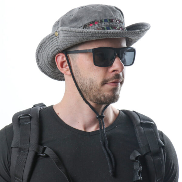 homme-qui-porte-un-bob-ficelle-et-des-lunettes-de-soleill-et-sac-à-dos