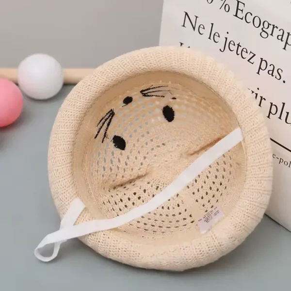 Un bob chapeau chaton retourné montre son intérieur