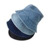 4-bobs-en-jean-homme-de-4-couleurs-différentes-empilés-les-uns-sur-les-autres
