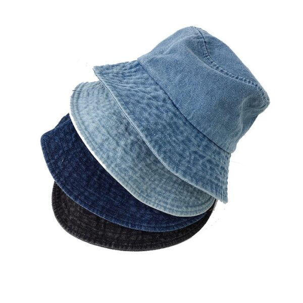 4-bobs-en-jean-homme-de-4-couleurs-différentes-empilés-les-uns-sur-les-autres
