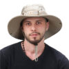 Homme-de-face-porte-un-bob-pecheur-sur-la-tete-de-couleur-beige