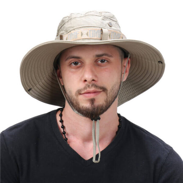 Homme-de-face-porte-un-bob-pecheur-sur-la-tete-de-couleur-beige