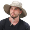 Homme-de-profil-porte-un-bob-pecheur-sur-la-tete-de-couleur-beige