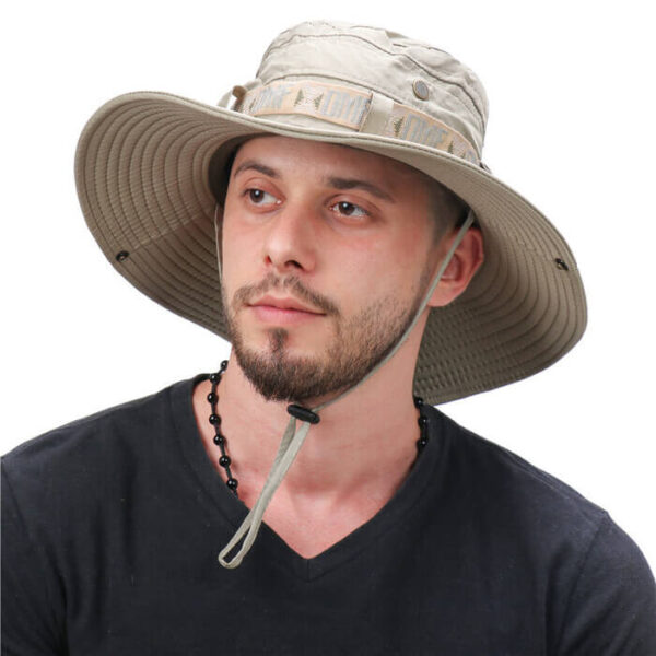 Homme-de-profil-porte-un-bob-pecheur-sur-la-tete-de-couleur-beige