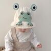 Bébé-adorable-prend-la-pose-tête-baissée-avec-son-petit-bob-frog-beige