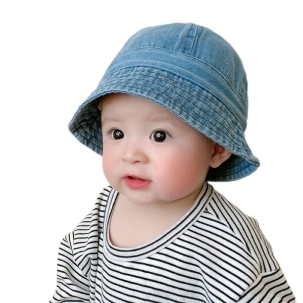 Bébé-heureux-porte-un-bob-sur-la-tête (2)