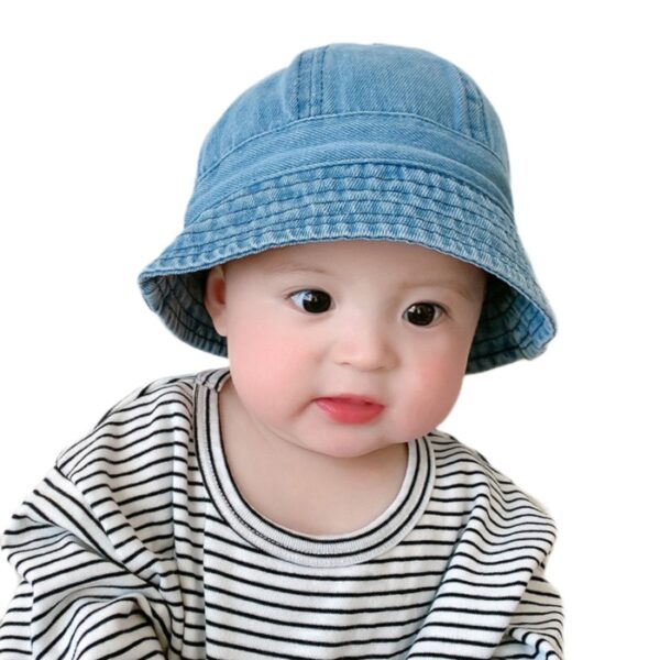 Bébé-garçon-heureux-porte-un-bob-sur-la-tête-fond-blanc