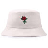 Bob-adulte-couleur-beige-avec-une-rose-rouge-brodée-devant-photo-sur-un-fond-blanc
