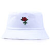 Bob-adulte-couleur-blanc-avec-une-rose-rouge-brodée-devant-fond-blanc