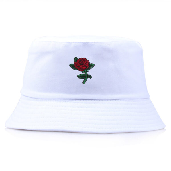 Bob-adulte-couleur-blanc-avec-une-rose-rouge-brodée-devant-fond-blanc