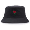 Bob-adulte-de-couleur-noir-avec-une-rose-rouge-brodée-devant-photo-sur-un-fond-blanc