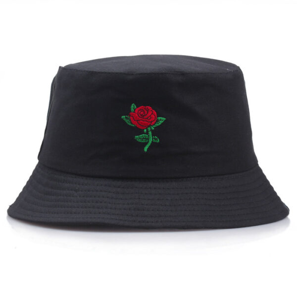 Bob-adulte-de-couleur-noir-avec-une-rose-rouge-brodée-devant-photo-sur-un-fond-blanc